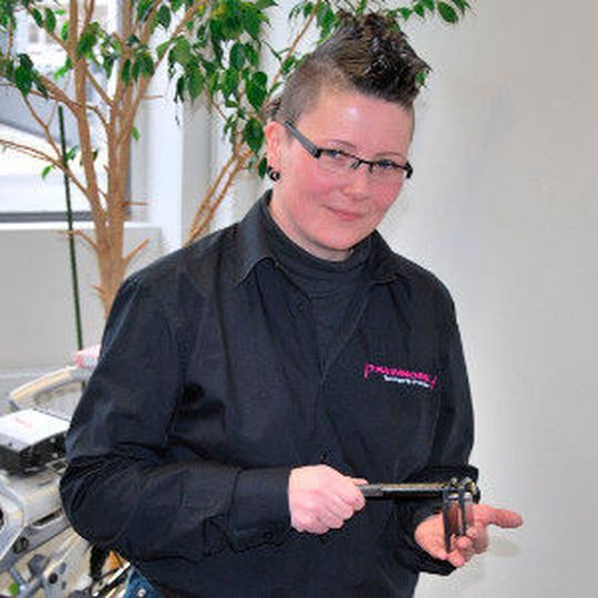 Zweiradmechanikermeisterin und Meisterin ihres Fachs: Ulrike Schröder von Matthies Trainmobil. Zweiradmechanikermeisterin und Meisterin ihres Fachs: Ulrike Schröder von Matthies Trainmobil.