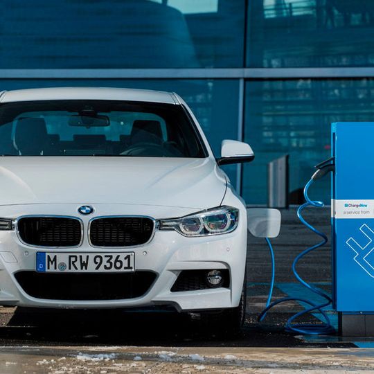 Ab März gibt's den BMW 3er auch mit Stecker.