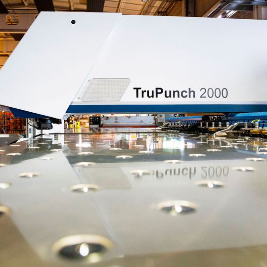 Dank bewährtem Maschinenkonzept, präziser Koordinatenführung und hoher Positioniergenauigkeit fertigt die Tru Punch 2000 maßgenaue Werkstücke. Dank bewährtem Maschinenkonzept, präziser Koordinatenführung und hoher Positioniergenauigkeit fertigt die Tru Punch 2000 maßgenaue Werkstücke.