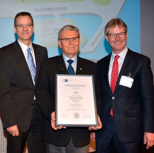 (v.l.n.r.): Prof. Dr. Ralf Jahn, Hauptgeschäftsführer der IHK Würzburg-Schweinfurt überreichte Dr. Kurt Eckernkamp, Verleger und Aufsichtsratsvorsitzender bei Vogel Business Media, und Stefan Rühling, Vorsitzender der Geschäftsführung bei Vogel Business Media, die Ehrenurkunde der IHK Würzburg-Schweinfurt anlässlich des 125-jährigen Jubiläums in Anerkennung an die besonderen Verdienste des Unternehmens für die mainfränkische Wirtschaft. (v.l.n.r.): Prof. Dr. Ralf Jahn, Hauptgeschäftsführer der IHK Würzburg-Schweinfurt überreichte Dr. Kurt Eckernkamp, Verleger und Aufsichtsratsvorsitzender bei Vogel Business Media, und Stefan Rühling, Vorsitzender der Geschäftsführung bei Vogel Business Media, die Ehrenurkunde der IHK Würzburg-Schweinfurt anlässlich des 125-jährigen Jubiläums in Anerkennung an die besonderen Verdienste des Unternehmens für die mainfränkische Wirtschaft.