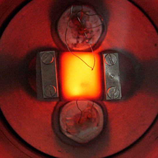 Der abgebildete Drahtnetzreaktor ermöglicht Forschern, die Pyrolyse und Vergasung von Feststoffen in einem kleinen Maßstab zu untersuchen – unter vergleichbaren Bedingungen von industriellen Anlagen. Der abgebildete Drahtnetzreaktor ermöglicht Forschern, die Pyrolyse und Vergasung von Feststoffen in einem kleinen Maßstab zu untersuchen – unter vergleichbaren Bedingungen von industriellen Anlagen.