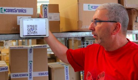 Die Einlagerung und Entnahme der Ware von ca. 1,3 Mio. Artikel pro Monat wird direkt über die maßgeschneiderte FileMaker App am iPad im System erfasst. Die Einlagerung und Entnahme der Ware von ca. 1,3 Mio. Artikel pro Monat wird direkt über die maßgeschneiderte FileMaker App am iPad im System erfasst.