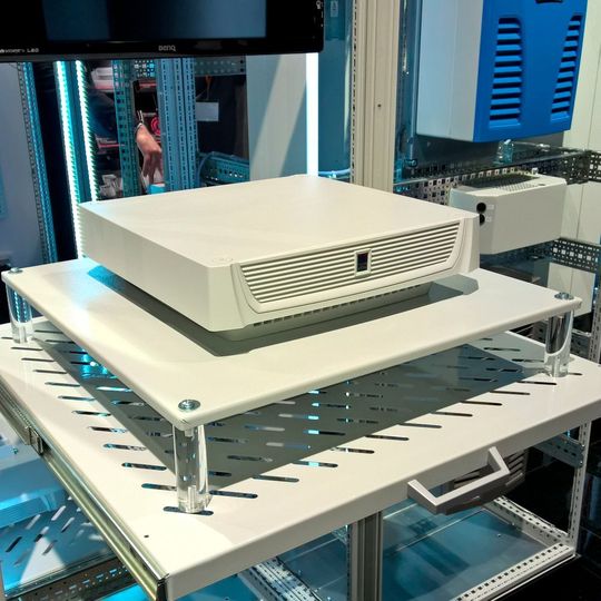 Ein Labyrinth-System und eine hochwertig aufgeschäumte Dichtung ermöglichen für den Rittal-Dachlüfter inklusive Filtermatte standardmäßig die Schutzart IP 55. Ein Labyrinth-System und eine hochwertig aufgeschäumte Dichtung ermöglichen für den Rittal-Dachlüfter inklusive Filtermatte standardmäßig die Schutzart IP 55.