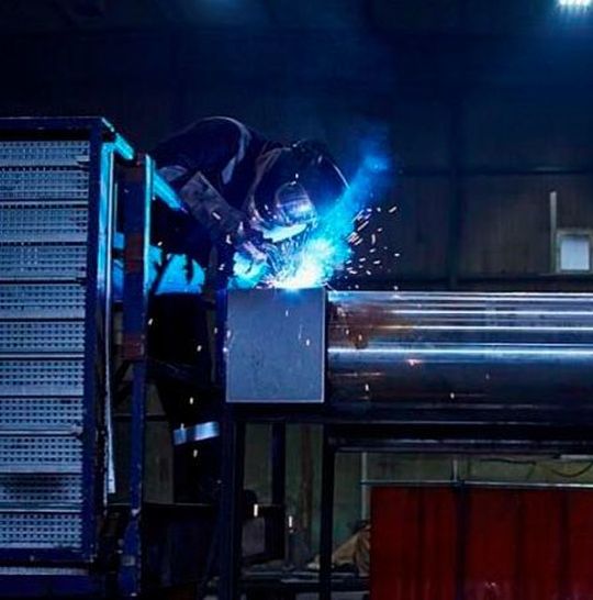 Qualifizierte Mitarbeiter mit Schweißerprüfungen nach ISO 9606 und Zulassungen bis Materialgüte S960 sind die Grundlage für die Jebens-Zertifizierung nach DIN EN 1090-2 EXC 4 und ISO 3834. Qualifizierte Mitarbeiter mit Schweißerprüfungen nach ISO 9606 und Zulassungen bis Materialgüte S960 sind die Grundlage für die Jebens-Zertifizierung nach DIN EN 1090-2 EXC 4 und ISO 3834.