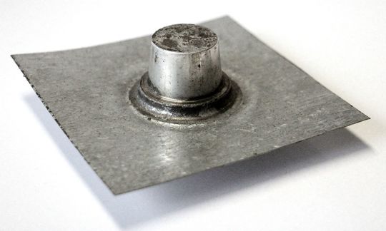 Versuchsbauteil: Dass sich Blech- und Massivelemente gleichzeitig umformen und fügen lassen, haben IPH-Ingenieure bereits bewiesen. Jetzt entwickeln sie das Verfahren weiter. Versuchsbauteil: Dass sich Blech- und Massivelemente gleichzeitig umformen und fügen lassen, haben IPH-Ingenieure bereits bewiesen. Jetzt entwickeln sie das Verfahren weiter.