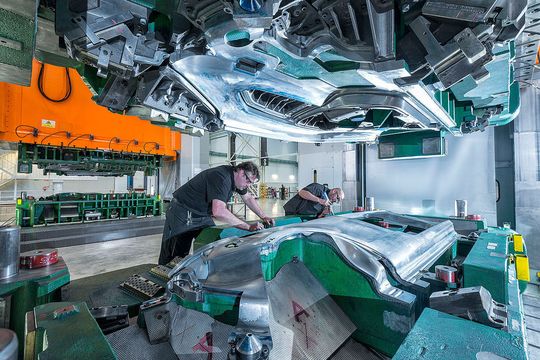 Der Anteil an Leichtbaukomponenten im Karosseriebau steigt und damit auch der Anspruch an das Design. Das fordert im Werkzeugbau neue Ansätze für höchste Prozesssicherheit bei gleichzeitiger Absicherung der technischen Verfügbarkeit.