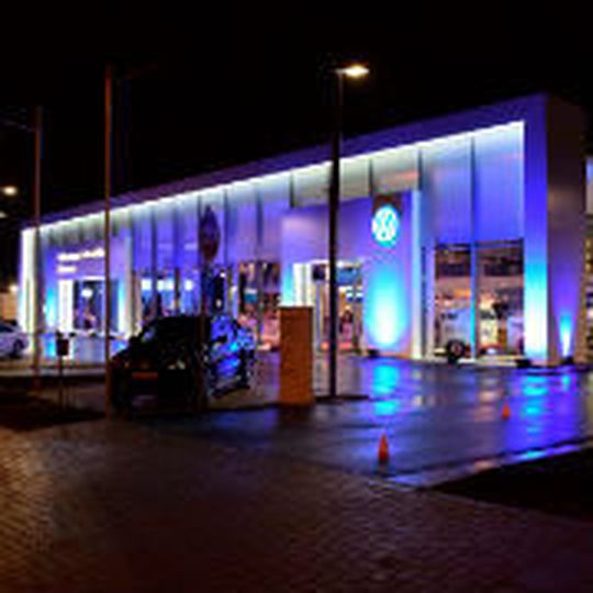 Nicht nur bei Nacht ist das neue VW-Zentrum in Hannover unübersehbar. Nicht nur bei Nacht ist das neue VW-Zentrum in Hannover unübersehbar.
