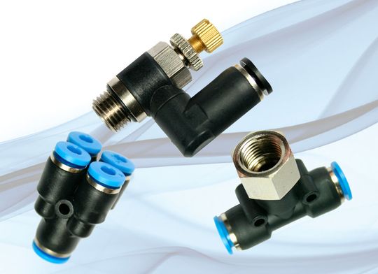 Pneumatik-Steckverschraubungssystem der Blue C-Line mit T-Steckanschluss, 90° Steckverbinder und Mehrfachsteckverbinder. Pneumatik-Steckverschraubungssystem der Blue C-Line mit T-Steckanschluss, 90° Steckverbinder und Mehrfachsteckverbinder.