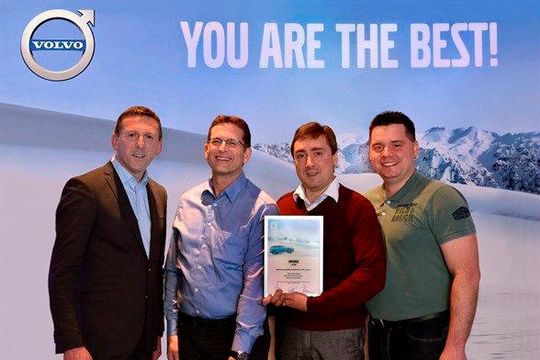 Thomas Bauch, Geschäftsführer Volvo Car Germany (li.), ehrte das siegreiche Team des Volvo Autohauses Hedtke aus dem hessischen Weiterstadt für den Gesamtsieg im Wettbewerb „Be the Best“. Die Sieger sind (v. re.): Markus Bauer (Werkstatt), Thomas Roth (Verkauf) und Mario Petri (Service).