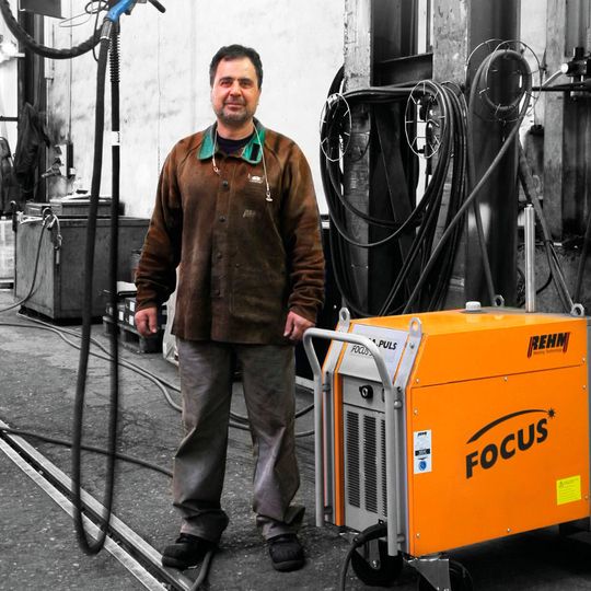 Schweißer Mehmet Ali Acibak ist mit der Mega-Puls-Focus zufrieden. Schweißer Mehmet Ali Acibak ist mit der Mega-Puls-Focus zufrieden.