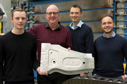 Das F&E-Team von AP&T ist an der Entwicklung eines neuen Umformungsverfahrens für Aluminium beteiligt, das die Fahrzeuge der Zukunft leichter und sparsamer machen kann. Das F&E-Team von AP&T ist an der Entwicklung eines neuen Umformungsverfahrens für Aluminium beteiligt, das die Fahrzeuge der Zukunft leichter und sparsamer machen kann.