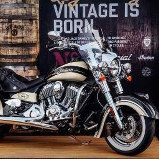 Die „Limited Edition Jack Daniel’s Indian Chief Vintage“, so der volle Name des Motorrads, zeichnet sich durch den Anbau einer Vielzahl von Zubehörteilen sowie einigen speziellen, vom Jack Daniel’s Logo inspirierten Custom-Teilen aus. Die „Limited Edition Jack Daniel’s Indian Chief Vintage“, so der volle Name des Motorrads, zeichnet sich durch den Anbau einer Vielzahl von Zubehörteilen sowie einigen speziellen, vom Jack Daniel’s Logo inspirierten Custom-Teilen aus.