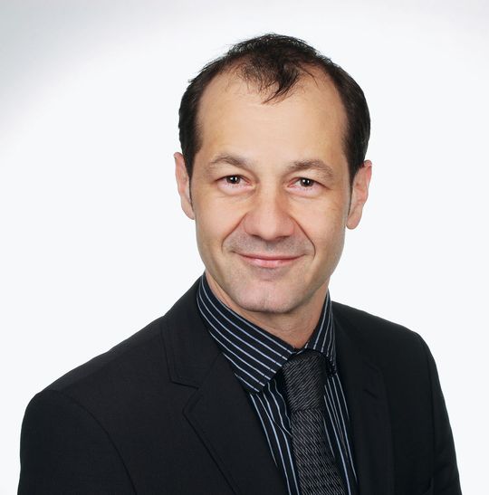 „Bei der künstlichen Photosynthese nutzt man quasi ein künstliches Blatt, das unmittelbar Wasserstoff durch Wasserspaltung erzeugt.“ Prof. Dr. Thomas Hannappel, Leiter Institut für Photonik, Technische Universität Illmenau „Bei der künstlichen Photosynthese nutzt man quasi ein künstliches Blatt, das unmittelbar Wasserstoff durch Wasserspaltung erzeugt.“ Prof. Dr. Thomas Hannappel, Leiter Institut für Photonik, Technische Universität Illmenau
