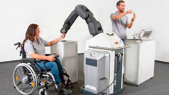 Mit dem Roboter Aquias soll die Zusammenarbeit für schwer- und nicht behinderte Produktionsmitarbeiter attraktiv gestalten werden. Mit dem Roboter Aquias soll die Zusammenarbeit für schwer- und nicht behinderte Produktionsmitarbeiter attraktiv gestalten werden.
