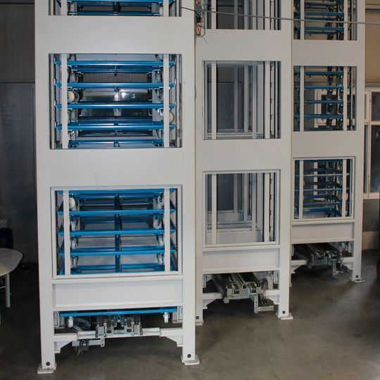 Die Ein- und Auslagerung der Bodenroller im Speicherturm erfolgt elektrisch über einen Getriebemotor. Die Ein- und Auslagerung der Bodenroller im Speicherturm erfolgt elektrisch über einen Getriebemotor.