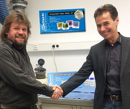 Dr. Lars Ortmann von der Firma QSIL (links) freut sich über den Gewinn, übergeben durch Thomas Schmatz (rechts), Außendienstmitarbeiter der Firma Retsch. Dr. Lars Ortmann von der Firma QSIL (links) freut sich über den Gewinn, übergeben durch Thomas Schmatz (rechts), Außendienstmitarbeiter der Firma Retsch.