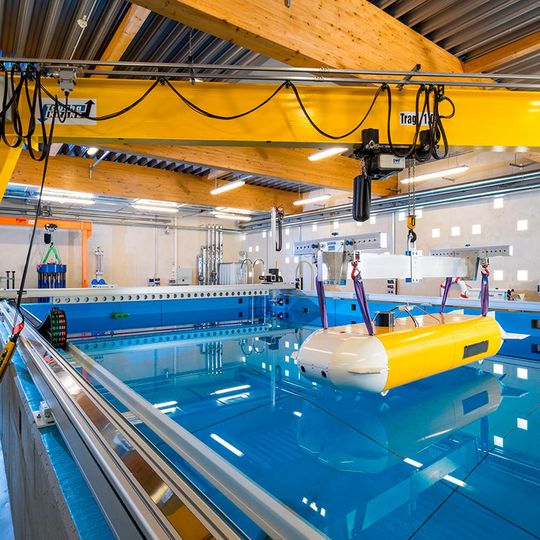 Das Unterwasserfahrzeug über einer Forschungsplattform mit Schwenkkran. Das Unterwasserfahrzeug über einer Forschungsplattform mit Schwenkkran.