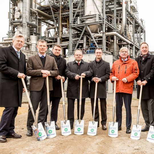 Spatenstich in Elsteraue: (v.l.) Dr. Karl Gerhold (Geschäftsführender Gesellschafter der Getec Gruppe); Andreas Schüppel ( Sprecher der Geschäftsführung von Puralube), Daniel Dylong (Geschäftsführer von Puralube), Arnd Czapek (MdL), Arvid Friebe (Geschäftsführer der Infra-Zeitz Servicegesellschaft), Hartmut Möllring, (Minister für Wissenschaft und Wirtschaft des Landes Sachsen-Anhalt), Volker Schulz (Vorstandssprecher von Getec heat & power). Spatenstich in Elsteraue: (v.l.) Dr. Karl Gerhold (Geschäftsführender Gesellschafter der Getec Gruppe); Andreas Schüppel ( Sprecher der Geschäftsführung von Puralube), Daniel Dylong (Geschäftsführer von Puralube), Arnd Czapek (MdL), Arvid Friebe (Geschäftsführer der Infra-Zeitz Servicegesellschaft), Hartmut Möllring, (Minister für Wissenschaft und Wirtschaft des Landes Sachsen-Anhalt), Volker Schulz (Vorstandssprecher von Getec heat & power).