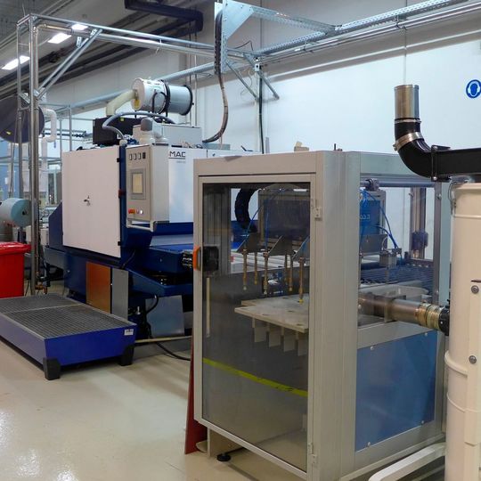 Lissmac-Nassschleifmaschine SMW 533/RBB in der automatisch arbeitenden Aluminiumblech-Bearbeitungslinie. Lissmac-Nassschleifmaschine SMW 533/RBB in der automatisch arbeitenden Aluminiumblech-Bearbeitungslinie.