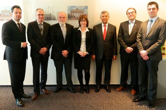 Freuen sich auf die Zusammenarbeit (v.l.n.r.): Falko Hufnagel (Manager Network Planning Mazda), Axel Sass (Regional Manager Sales Mazda), Eduard Witthohn (Geschäftsführer Motor Company), Liane Hahn (Geschäftsführerin Motor Company), Detlef Slupinski (Geschäftsführer Motor Company), Josef A. Schmid (Geschäftsführer Mazda) und Felix Gebhart (Direktor Netzstrategie und Kundenerlebnis Mazda)