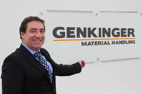 Das neue Genkinger-Logo, das Geschäftsführer Richard Ludwig hier präsentiert, hat den Einsatzbereich der Produkte und Dienstleistungen des Unternehmens im Untertitel. Das neue Genkinger-Logo, das Geschäftsführer Richard Ludwig hier präsentiert, hat den Einsatzbereich der Produkte und Dienstleistungen des Unternehmens im Untertitel.