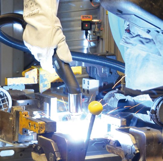 Im VW Werk kommen die Rauchgas-Absaugbrenner in den Bereichen Unterbau, Aufbau, Finish sowie an diversen Nacharbeitsplätzen zum Einsatz. Im VW Werk kommen die Rauchgas-Absaugbrenner in den Bereichen Unterbau, Aufbau, Finish sowie an diversen Nacharbeitsplätzen zum Einsatz.