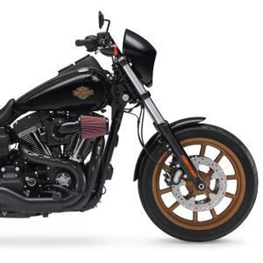 Ausschließlich in Vivid Black erhältlich – ein weiteres eindeutiges Statement von Harley-Davidson. Ausschließlich in Vivid Black erhältlich – ein weiteres eindeutiges Statement von Harley-Davidson.