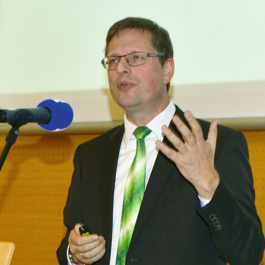 Prof. Dr.-Ing. Linus Schleupner: „Aufgabe ist es, den Mittelständler an das Thema Security heranzuführen, denn der Maschinenbauer verlässt mit Industrie 4.0 den Bereich seiner Kernkompetenz.“ Prof. Dr.-Ing. Linus Schleupner: „Aufgabe ist es, den Mittelständler an das Thema Security heranzuführen, denn der Maschinenbauer verlässt mit Industrie 4.0 den Bereich seiner Kernkompetenz.“