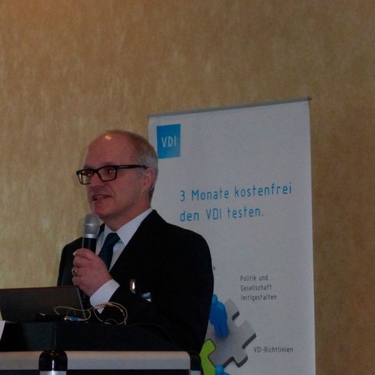 „Für den Werkzeugbau und das Presswerk gilt es, die Potenziale der digitalen Revolution zu erkennen und in Verbindung mit innovativen Technologien und Prozessen zu nutzen.“ Dipl.Ing. Ingo von Wurmb, Leiter Konstruktionsmethoden, Standards der BMW Group und Vorsitzender des VDI-Fachausschusses Stanzerei-Großwerkzeuge. „Für den Werkzeugbau und das Presswerk gilt es, die Potenziale der digitalen Revolution zu erkennen und in Verbindung mit innovativen Technologien und Prozessen zu nutzen.“ Dipl.Ing. Ingo von Wurmb, Leiter Konstruktionsmethoden, Standards der BMW Group und Vorsitzender des VDI-Fachausschusses Stanzerei-Großwerkzeuge.