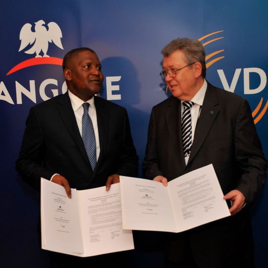 Dr. Reinhold Festge, (r.) und Aliko Dangote, Vorstandschef der Dangote Group bei der feierlichen Unterzeichnung der Erklärung.
