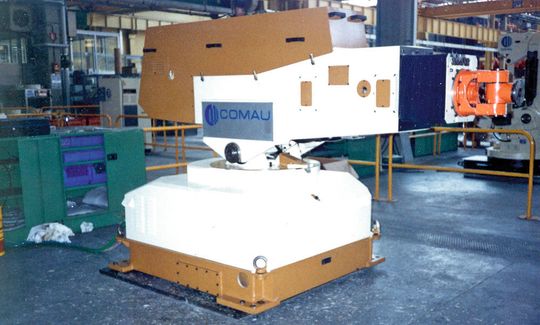 Der erste Comau-Roboter wurde 1978 bei Fiat installiert. Es handelte sich um einen komplett hydraulischen Vier-Achs-Roboter, der für eine Punktschweißapplikation zum Einsatz kam. Der erste Comau-Roboter wurde 1978 bei Fiat installiert. Es handelte sich um einen komplett hydraulischen Vier-Achs-Roboter, der für eine Punktschweißapplikation zum Einsatz kam.