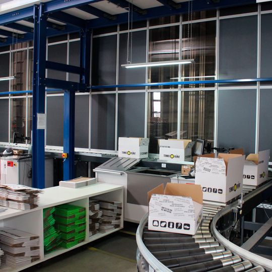 AM-Automation hat eigenen Aussagen zufolge in Kombination mit Autostore die weltweit kompakteste Roboterkommissionierzelle entwickelt. AM-Automation hat eigenen Aussagen zufolge in Kombination mit Autostore die weltweit kompakteste Roboterkommissionierzelle entwickelt.