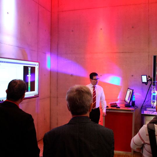 In Live-Vorführungen wurde unter anderem der komplette Arbeits- und Evaluationsprozess des Aramis-Systems für Bewegungsanalysen und Positionieraufgaben sowie punktbasierte und flächenhafte Verformungsmessung vorgestellt. In Live-Vorführungen wurde unter anderem der komplette Arbeits- und Evaluationsprozess des Aramis-Systems für Bewegungsanalysen und Positionieraufgaben sowie punktbasierte und flächenhafte Verformungsmessung vorgestellt.