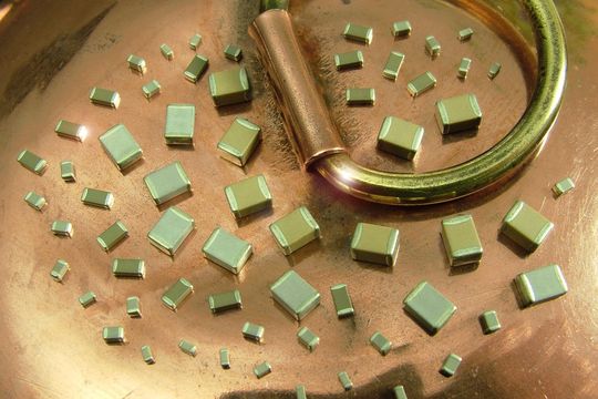 Die nicht-magnetischen MLC-Kondensatoren sind speziell für die medizinische Bildgebung konzipiert. Hier würden Magentfelder die Qualität der Aufnahmen beeinflussen. Die nicht-magnetischen MLC-Kondensatoren sind speziell für die medizinische Bildgebung konzipiert. Hier würden Magentfelder die Qualität der Aufnahmen beeinflussen.