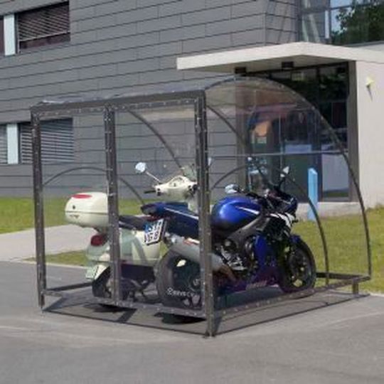 In der Motorradgarage Cervocav Motor finden bis zu zwei Bikes vor Wind und Wetter Schutz. In der Motorradgarage Cervocav Motor finden bis zu zwei Bikes vor Wind und Wetter Schutz.