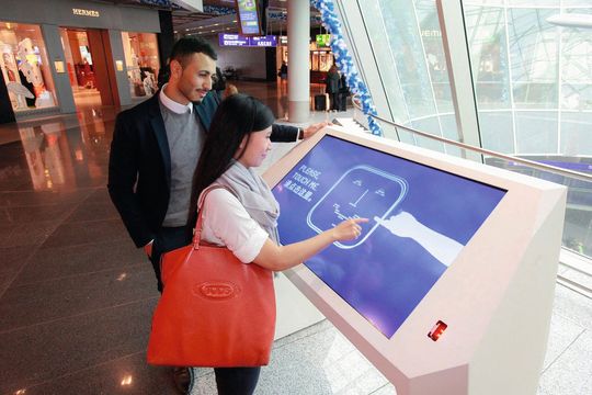 Alles auf einen Blick: Das Multitouch-Display der Firma Pyramid Computer navigiert die Passagiere des Frankfurter Flughafen und versorgt sie mit allen relevanten Informationen. Alles auf einen Blick: Das Multitouch-Display der Firma Pyramid Computer navigiert die Passagiere des Frankfurter Flughafen und versorgt sie mit allen relevanten Informationen.