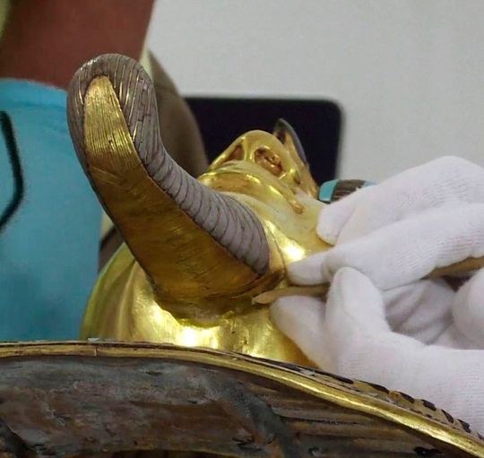 Rache der Pharaonen abgewendet! Der in Kairo bei Reinigungsarbeiten abgebrochene Zeremonienbart an der Totenmaske von Tutanchamun konnte dank Henkel-Know-how wieder abeklebt werden. Rache der Pharaonen abgewendet! Der in Kairo bei Reinigungsarbeiten abgebrochene Zeremonienbart an der Totenmaske von Tutanchamun konnte dank Henkel-Know-how wieder abeklebt werden.