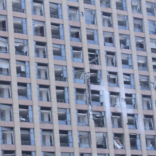 Durch die Explosion beschädigtes Gebäude. Durch die Explosion beschädigtes Gebäude.