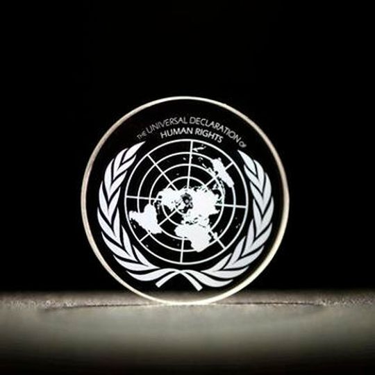 Die allgemeine Erklärung der Menschenrechte auf dem neuartigen 5D-Speicher: Die aud dem neuartigen, aus nanostrukturiertem Glas bestehenden Speicher gelagerten Daten sollen nach Angaben der Forscher eine praktisch unbegrenzte Lebensdauer besitzen. Die allgemeine Erklärung der Menschenrechte auf dem neuartigen 5D-Speicher: Die aud dem neuartigen, aus nanostrukturiertem Glas bestehenden Speicher gelagerten Daten sollen nach Angaben der Forscher eine praktisch unbegrenzte Lebensdauer besitzen.