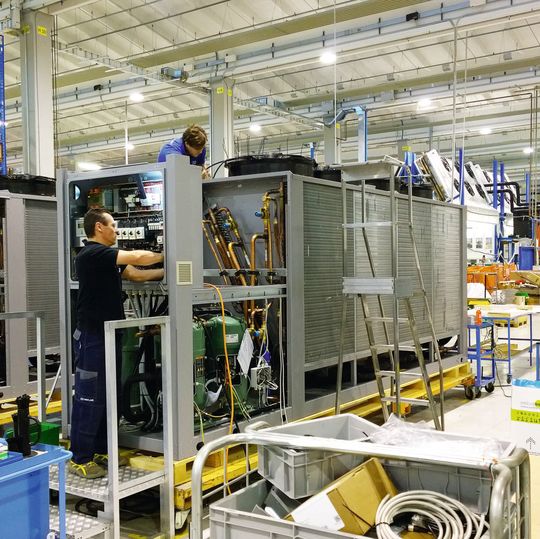 Das Schneider-Electric-Werk im italienischen Conselve: Die Montage von großen Aquaflair-Chillern für die Aufstellung im Freien. Das Schneider-Electric-Werk im italienischen Conselve: Die Montage von großen Aquaflair-Chillern für die Aufstellung im Freien.