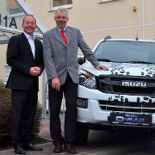 Neue Partner sind (v. li.) Daniel König, Vertriebschef der Real Garant Versicherung AG, und der Geschäftsführer von Isuzu Sales Deutschland, Udo Emmerling.