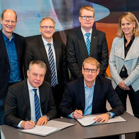 Unterzeichneten den Kooperationsvertrag: Hans-Georg Krabbe, Vorstandsvorsitzender der ABB AG (links) und Albrecht Ehlers, Kanzler der TU Dortmund. Mit dabei Prof. Dirk Biermann, Prorektor Forschung der TU Dortmund, Prof. Uwe Schwiegelshohn, Prorektor Finanzen der TU Dortmund, Dr. Jan-Henning Fabian, Leiter Forschungszentrum ABB Deutschland, und Cornelia Glock, Leiterin HR-Marketing bei ABB Deutschland (v.l.). Unterzeichneten den Kooperationsvertrag: Hans-Georg Krabbe, Vorstandsvorsitzender der ABB AG (links) und Albrecht Ehlers, Kanzler der TU Dortmund. Mit dabei Prof. Dirk Biermann, Prorektor Forschung der TU Dortmund, Prof. Uwe Schwiegelshohn, Prorektor Finanzen der TU Dortmund, Dr. Jan-Henning Fabian, Leiter Forschungszentrum ABB Deutschland, und Cornelia Glock, Leiterin HR-Marketing bei ABB Deutschland (v.l.).