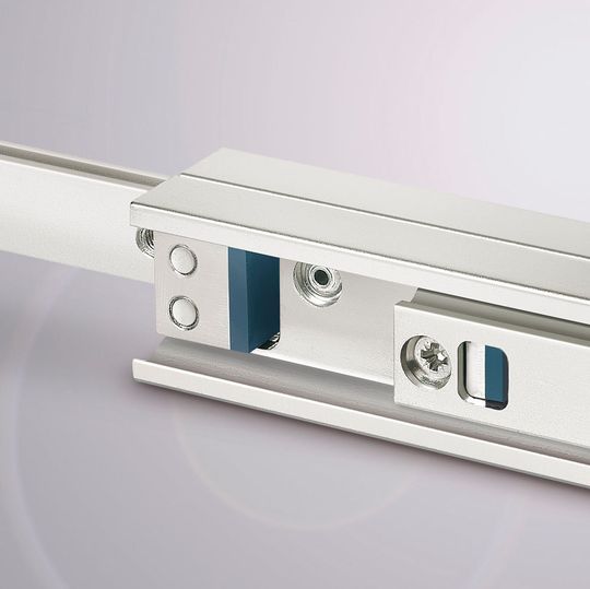 Rollon hat die Endanschläge seiner Telescopic Line verbessert. Die neuen Pufferelemente sollen für einen ruhigeren und vibrationsärmeren Betrieb sorgen. Rollon hat die Endanschläge seiner Telescopic Line verbessert. Die neuen Pufferelemente sollen für einen ruhigeren und vibrationsärmeren Betrieb sorgen.