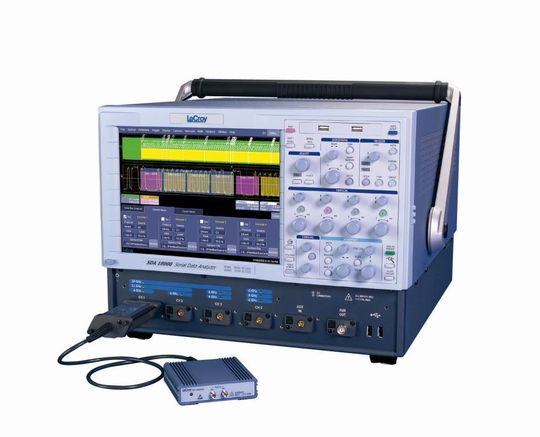SDA18000 heißt das Oszilloskop von LeCroy. Mit 18 GHz Bandbreite und 60 GS/s Abtastrate ist es das leistungsstärkste Gerät im Markt. SDA18000 heißt das Oszilloskop von LeCroy. Mit 18 GHz Bandbreite und 60 GS/s Abtastrate ist es das leistungsstärkste Gerät im Markt.