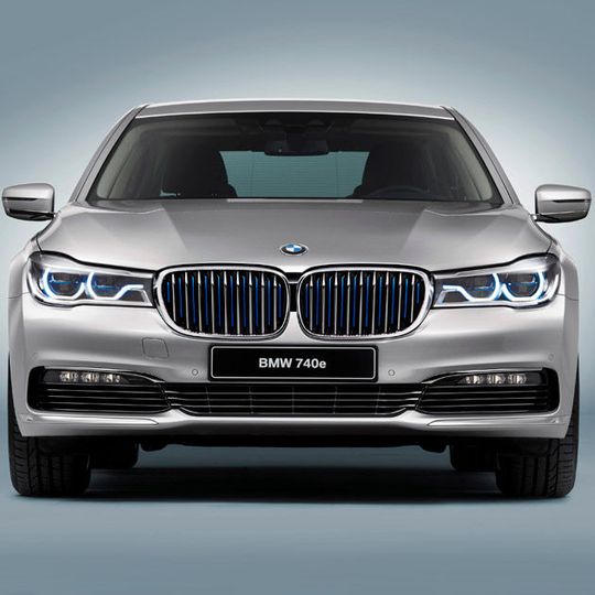 BMW bringt den 7er als 740e i Performance mit Plug-in-Hybrid. BMW bringt den 7er als 740e i Performance mit Plug-in-Hybrid.