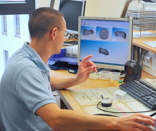 Contrôle à 100 % : chaque pièce fabriquée chez etkon est contrôlée par des prothésistes dentaires avant l'expédition. Contrôle à 100 % : chaque pièce fabriquée chez etkon est contrôlée par des prothésistes dentaires avant l'expédition.