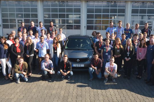 Die neuen Auszubildenden freuen sich auf ihre neuen Aufgaben bei Fahrzeug-Werke Lueg. Die neuen Auszubildenden freuen sich auf ihre neuen Aufgaben bei Fahrzeug-Werke Lueg.