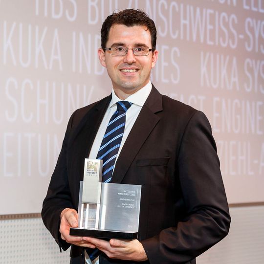 Dr. Martin Schwaiger, Abteilungsleiter Interfaces Bereich Warehouse Management bei der Jungheinrich Logistiksysteme GmbH, konnte den BOI-Award der Kategorie „Materialfluss“ mit nach Hause nehmen. Dr. Martin Schwaiger, Abteilungsleiter Interfaces Bereich Warehouse Management bei der Jungheinrich Logistiksysteme GmbH, konnte den BOI-Award der Kategorie „Materialfluss“ mit nach Hause nehmen.