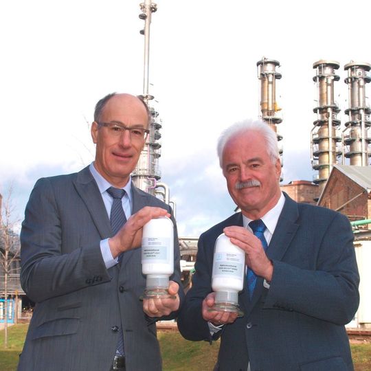 Patrick Sivry (l.) löst zum 1. April 2016 Dr. Thomas Müller (r.) als Werkleiter im Bernburger Solvay-Werk ab. Patrick Sivry (l.) löst zum 1. April 2016 Dr. Thomas Müller (r.) als Werkleiter im Bernburger Solvay-Werk ab.