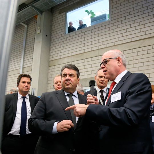 Rainer Hundsdörfer, Vorsitzender der ebm-papst Geschäftsführung, mit Sigmar Gabriel im Gespräch zu Industrie 4.0 Rainer Hundsdörfer, Vorsitzender der ebm-papst Geschäftsführung, mit Sigmar Gabriel im Gespräch zu Industrie 4.0